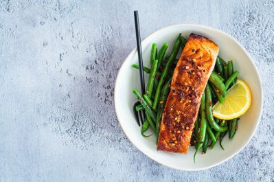 Losos, zelené fazolky a plátek citronu na talíři