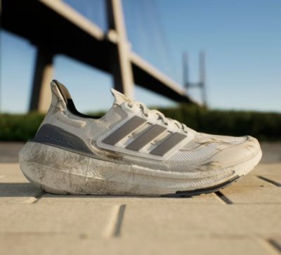 Bílé tenisky s šedým Adidas logem a zaoblenou podrážkou