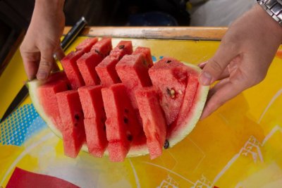 Trojúhleníčky melounu servírované v lodičce z melounové slupky