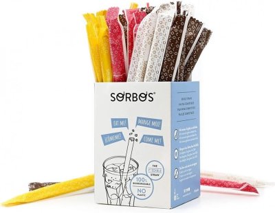 Krabička plná barevně zabalených brček Sorbos