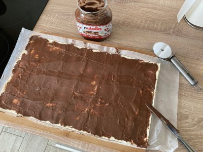 Listové těsto, namazané lískooříškovým krémem