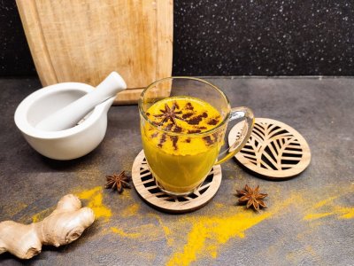 Sklenice se zlatým mlékem z kurkumy