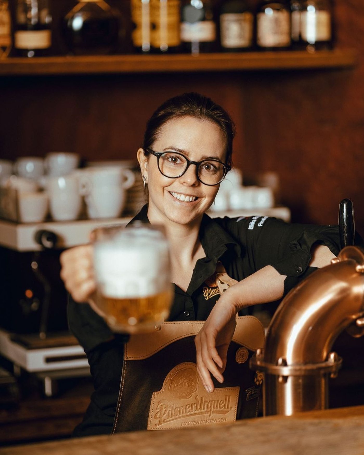 Eliška N. Ralchmanová podává čepované pivo.