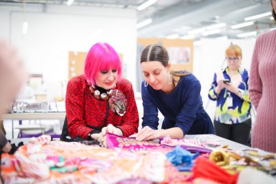 Známá návrhářka Zandra Rhodes navrhující novou kolekci IKEA