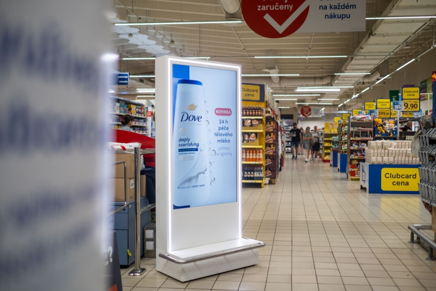 Prodejní plocha s digitální obrazovkou v Tesco.