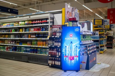 Prodejní plocha s digitální obrazovkou v Tesco.