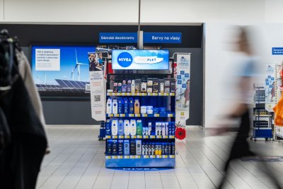 Prodejní plocha s digitální obrazovkou v Tesco.