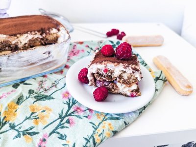 Malinové tiramisu na bílém talíři