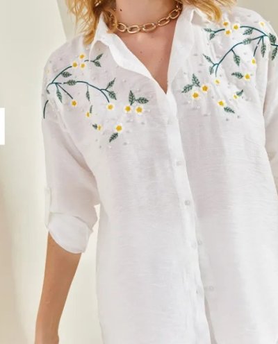 Bílá košile s květinovou výšivkou