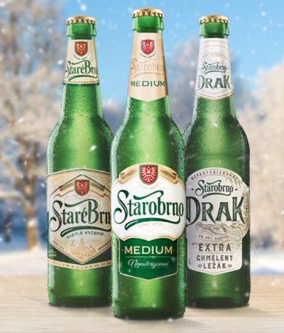 Zelené pivní lahve s béžovými etiketami Starobrno