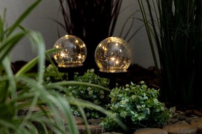 Solární lampa v zahradě