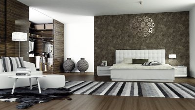 Ložnice v černé, hnědé a bílé s tapetou a velkým lustrem