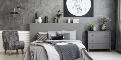 Ložnice v šedé a bílé barvě