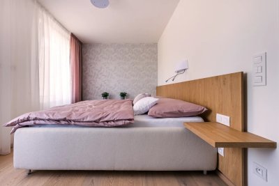 Ložnice v růžovo šedé kombinaci