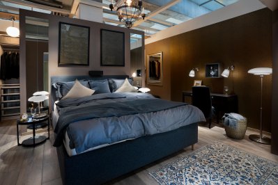 Tmavá ložnice s šatnou