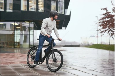 Muž na elektrokole ve městě