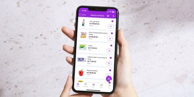 Displej mobilu s oblíbenými produkty v akci, který drží v rukou slečna