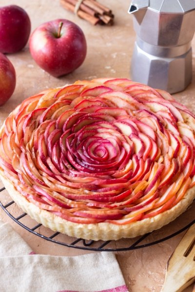Jablka na koláči vyskládaná do tvaru velké růže