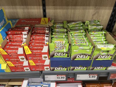 Deli v regálu v obchodě