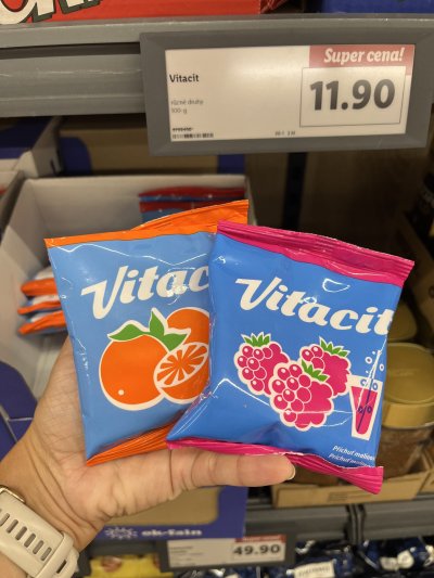 Vitacit v ruce v regálu