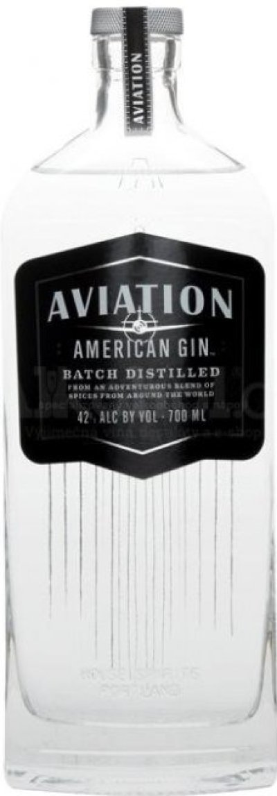 Průhledná lahev s černou etiketou