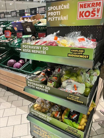 Stojan s výprodejovými potravinami v prodejně Kaufland