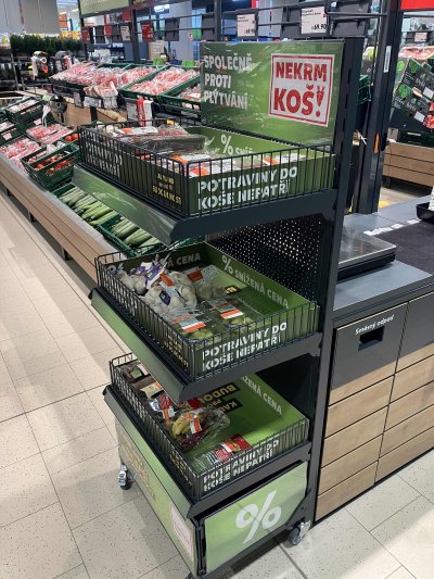 Stojan s výprodejovými potravinami v prodejně Kaufland
