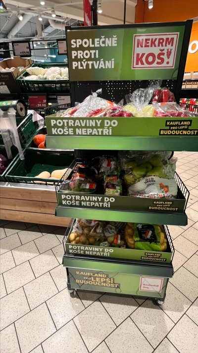 Stojan s výprodejovými potravinami v prodejně Kaufland