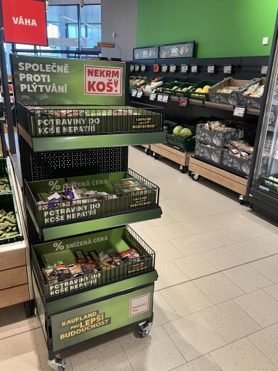 Stojan s výprodejovými potravinami v prodejně Kaufland