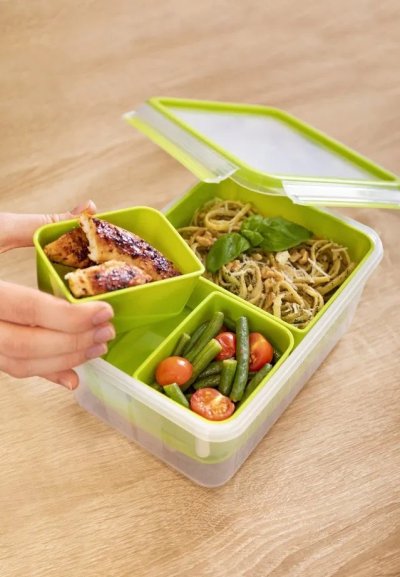 Světle zelený box s růzými dózami uvnitř