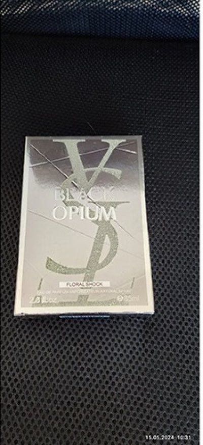 Stříbrná lesklá krabička parfému Opium