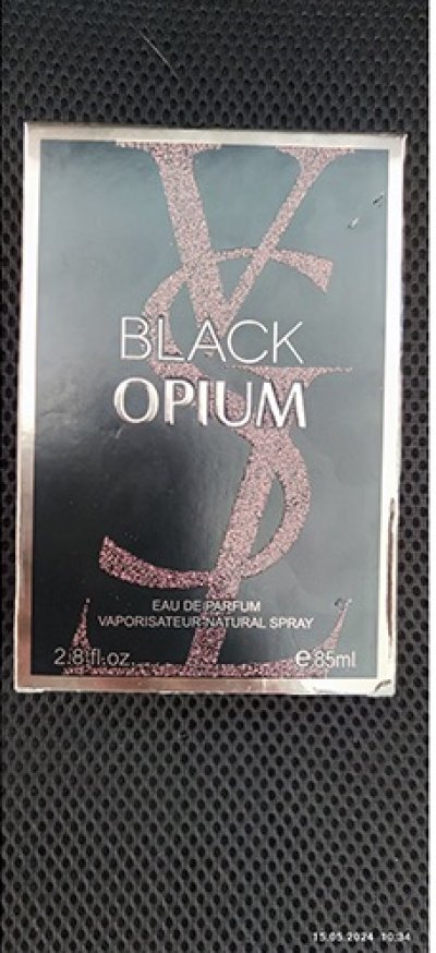 Černo-stříbrná lesklá krabička parfému Opium