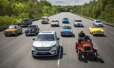Pohled na vozy značky Škoda Auto za jízdy na silnici