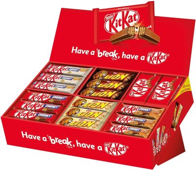 Červená krabice s tyčinkami Kit Kat a Lion