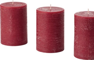 Tři válcovité svíčky ve vínové barvě
