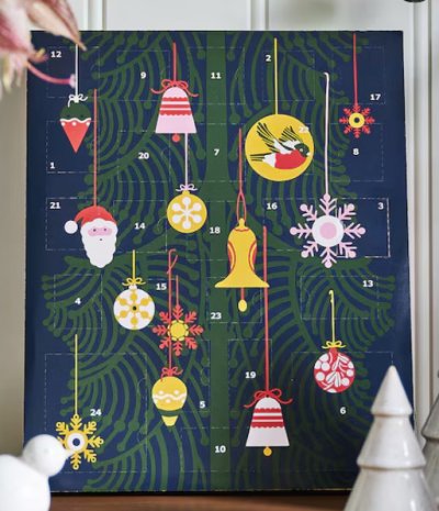 Adventní kalendář IKEA s motivem stromečku a vánočních ozdob