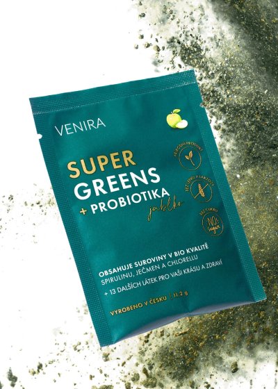 Zelený sáček se Super Greens práškem uvnitř