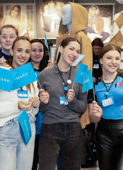 Zaměstnanci na slavnostním otevření nové pobočky Primark v Praze v obchodním centru Metropole Zličín