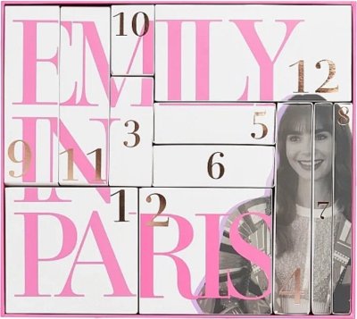 Bílo-růžová krabice s 12 okénky a obrázkem herečky ze seriálu Emily in Paris