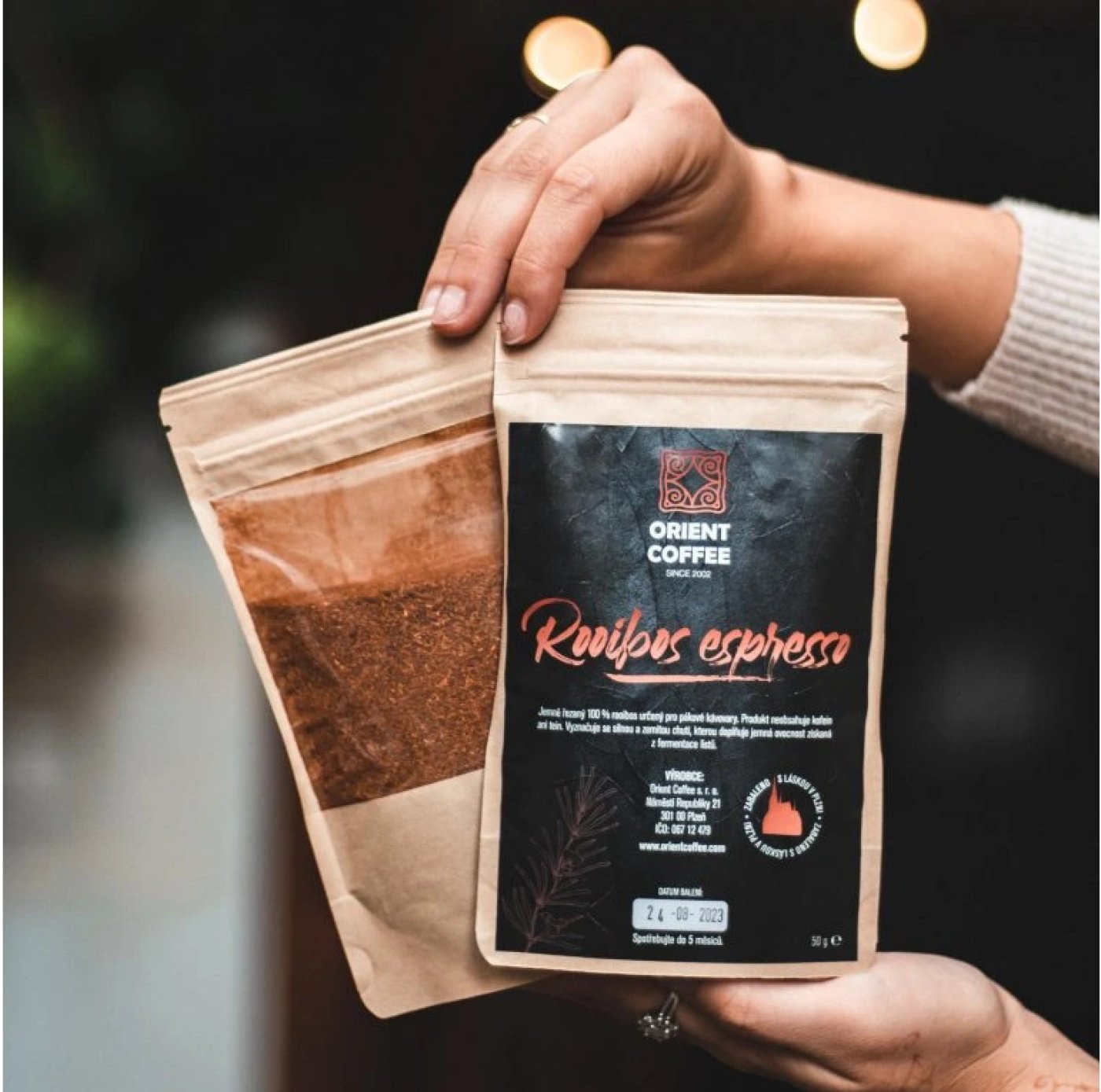 Ruce držící dva sáčky produktu Rooibos Espresso