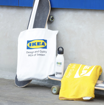 Taška Ikea pověšená na skateboardu