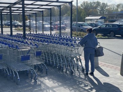 Nákupní vozíky před supermarketem