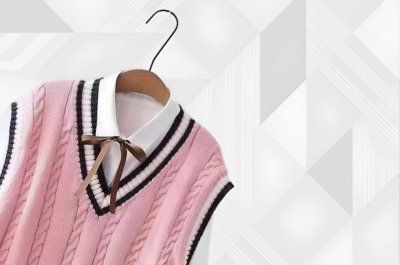 Bílá košile s hnědou mašličkou a růžovou pletenou vestou na ramínku