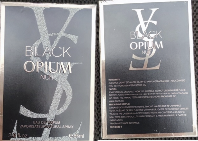 Parfémová voda v produktovém obalu vyfoceném z obou stran