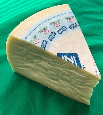 Ovčí sýr Asiago v produktovém obalu