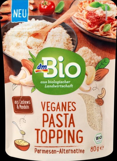 Veganská náhražka parmazánu v produktovém obalu