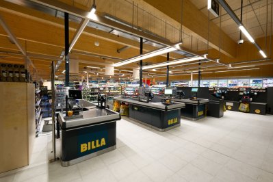 Interiér dřevěné prodejny Billa
