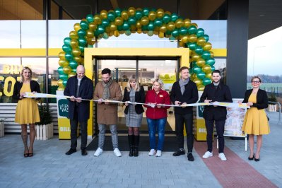 Slavnostní otevření dřevěné prodejny Billa
