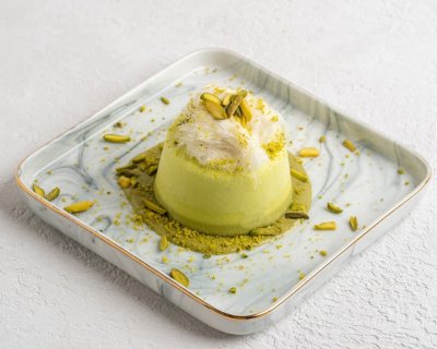 Pistáciová panna cotta na čtvercovém talířku