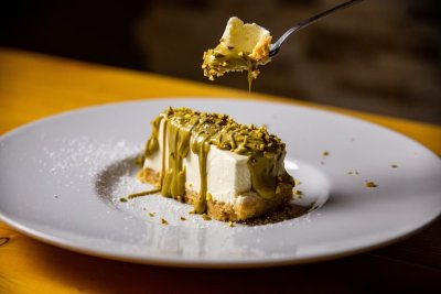Pistáciový cheesecake na talíři